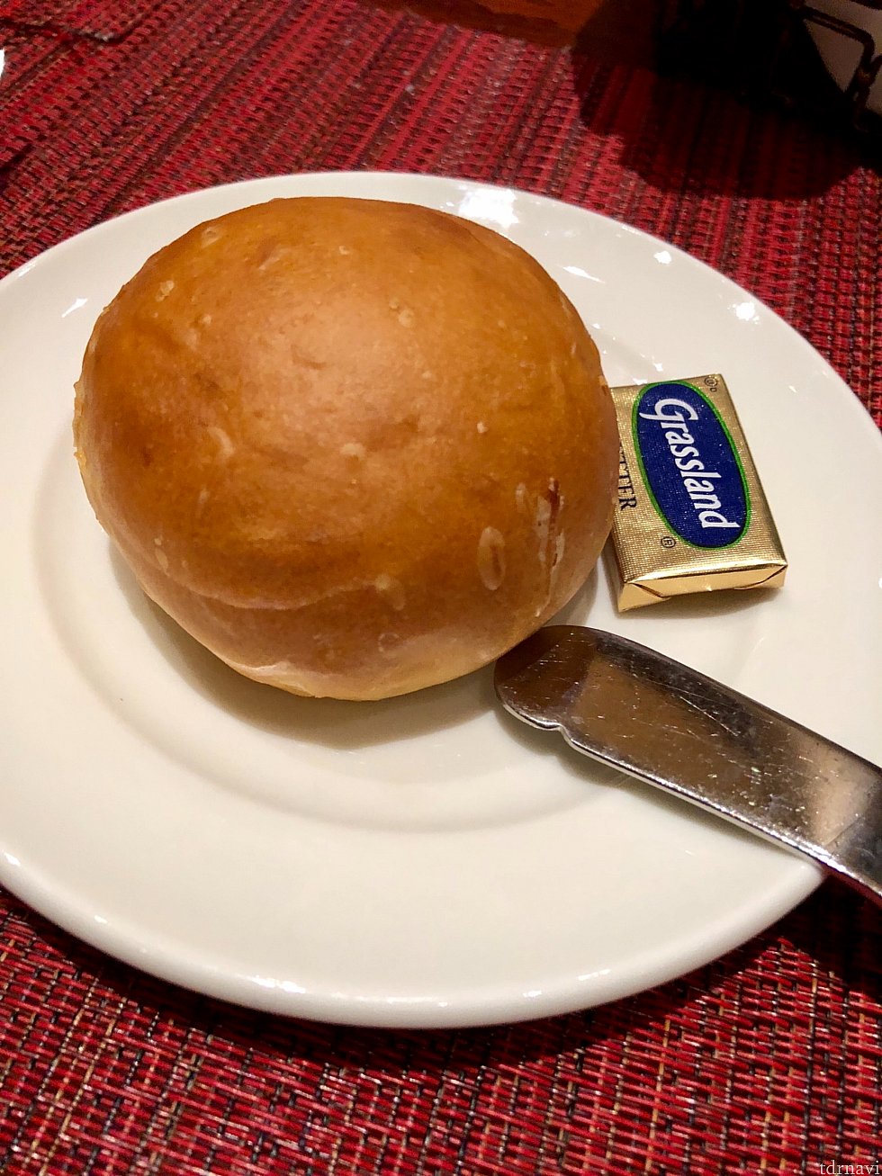 これが美味しかったパイナップルブレッド。ハワイ系のレストランでよく見かけます。ほんのり甘くてとてもイケるんですが、これ食べすぎると後が続かなくなりますので注意です。