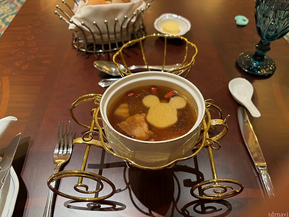 前菜のPork Ribs Soup<br>
with Morels and Bamboo Shoot