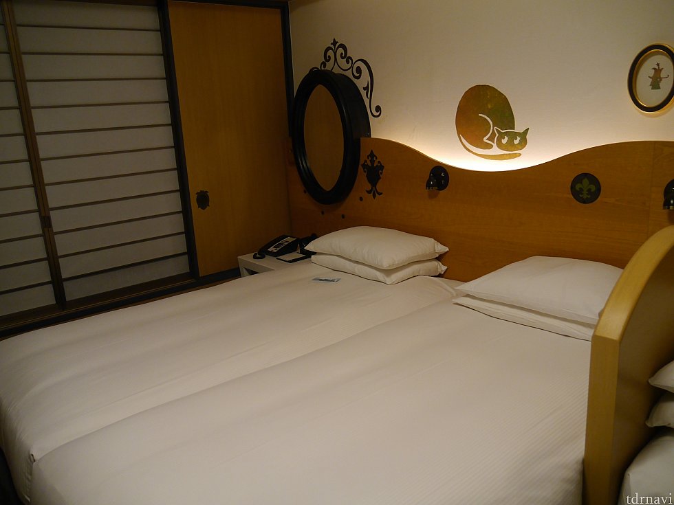 正ベッド2台はかなりピッタリくっついてます。窓の障子がこの部屋に合わないのが気になります・・