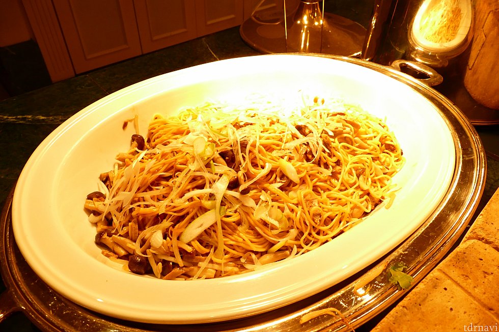 チャーシューとネギの和えそば。
中華スープにかけて薬味をトッピングして食べるらしいのですが
全然知らなくて焼きそばだと思って黙々と食べてました(気づけ)
スープをかけなくてもめちゃくちゃ美味しかったので
オススメですー!皆さんは是非スープをかけて召し上がって下さい✨