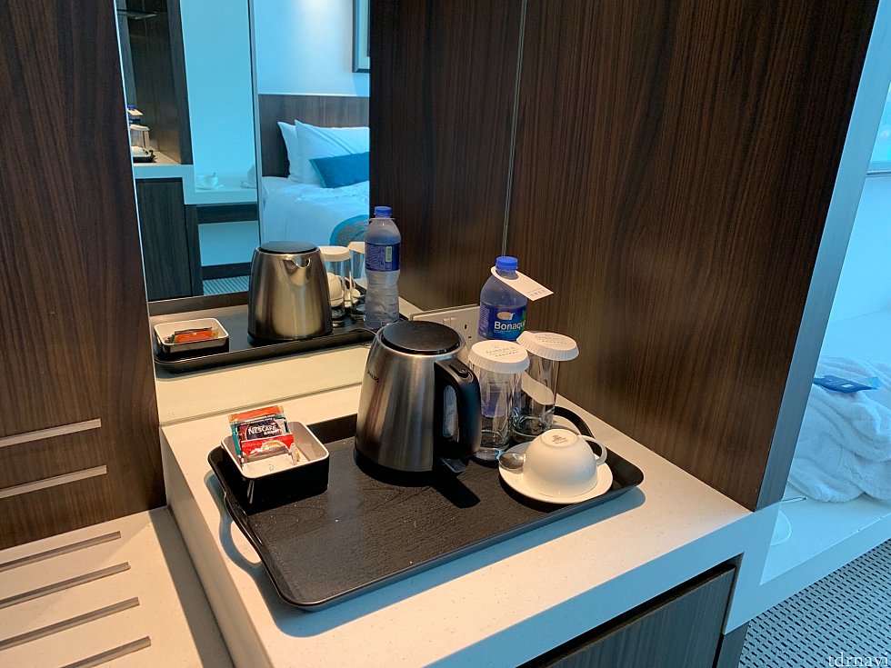 ミネラルウォーターやポットなども用意されてます。
(すいません。一本飲んでしまいましたw)