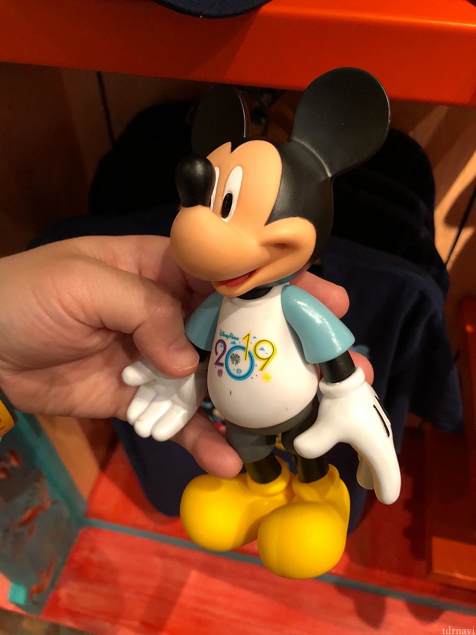 2019のTシャツを着たミッキーフィギュア。$7.99