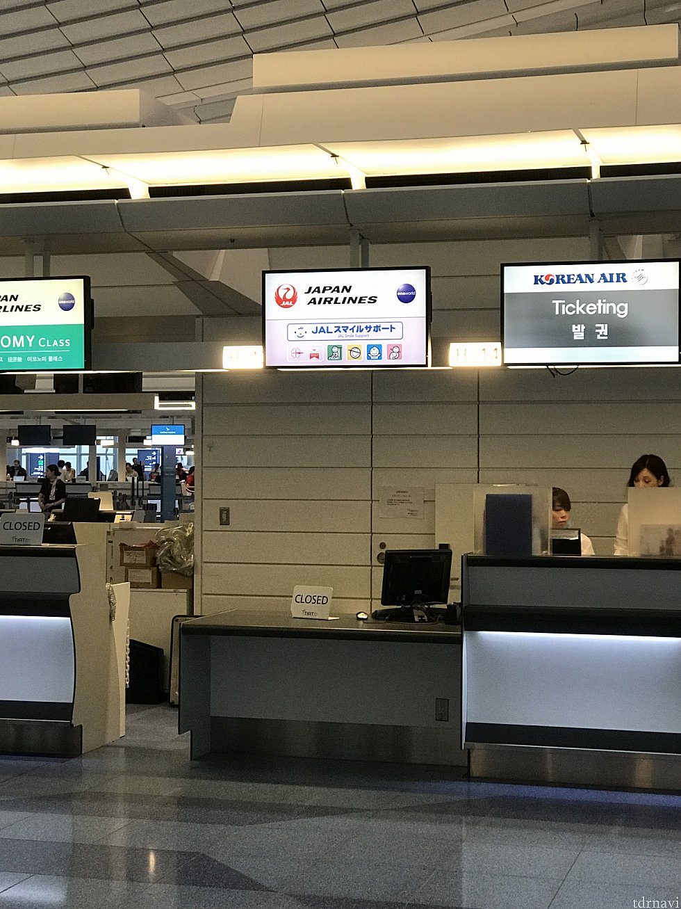 羽田スマイルサポートカウンターになります。朝からは空いていることがないので、近くにいる係り人にカードを提示すれば空いているチェックインカウンターに案内してもらえます。