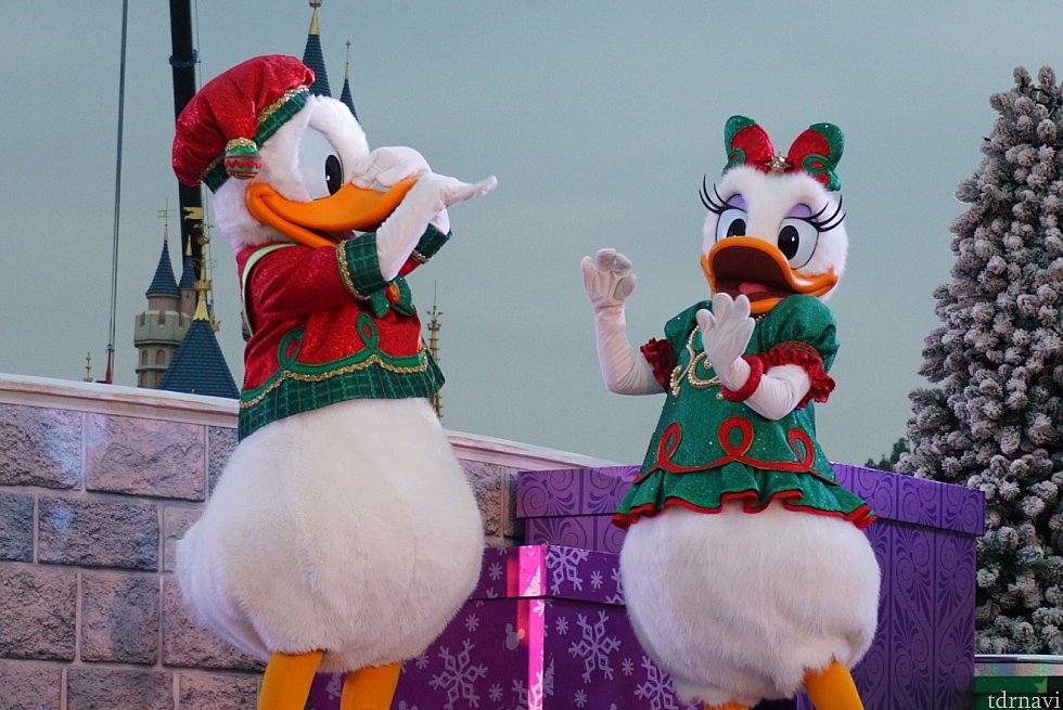 ドナルドがツリーに飾るくつ下のニオイを気にしているシーン🎄笑