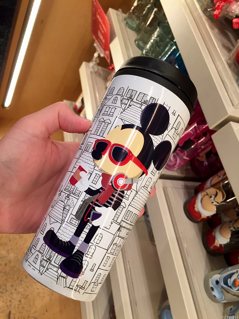 これは25周年グッズではないんですが、WDWと違うデザインだったので写真に収めて来ました。