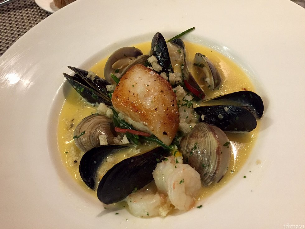 これが今回一番美味しかった料理のアパタイザー、Tour of the Coast。あさり、鯛、海老などが入った煮込み料理。魚介のエキスがたっぷり入ったスープは本当に美味しかったです。スープでは無いんですが、汁を残す事なく頂きました!これは絶対オススメ!確か$19位でした。