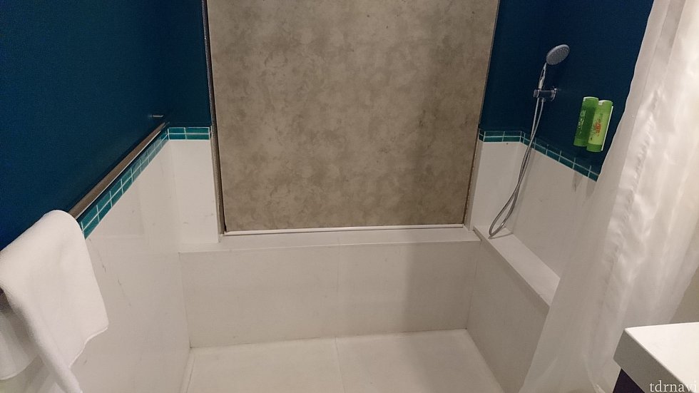 広々としてます!
カーテンの向こうは外が丸見えです!
