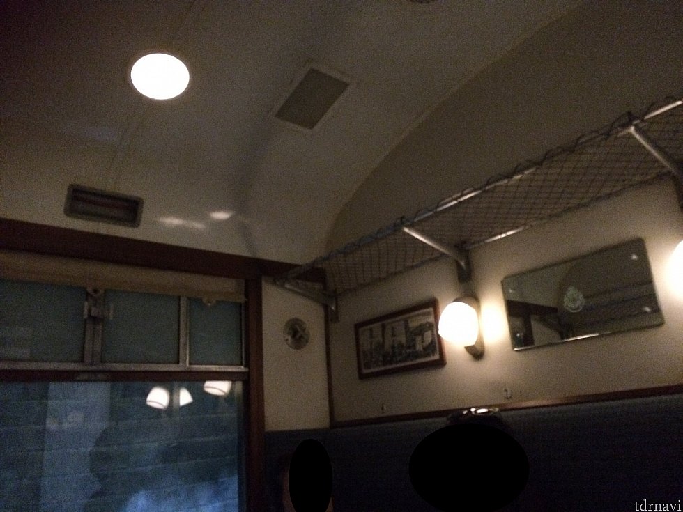 車内はこんな感じです。
本当に映画のままです。
