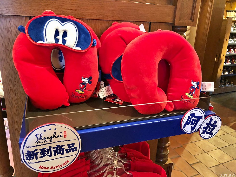 ネックピローとアイマスクのセット 129元。旅のお供に!