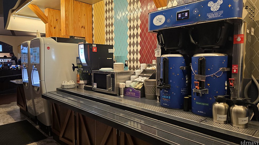 フードコートにはレンジや紙皿があります