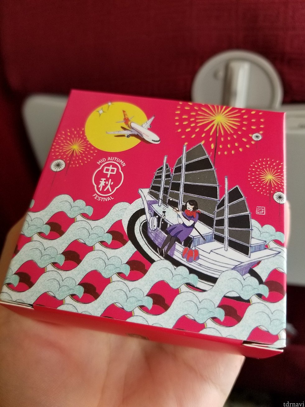 帰りの便がおそらく天候の関係で1時間遅れたんですが(他の飛行機の出発待ちだったので)その間に月餅とお水が配られました。美味しかったです😋そしてやっぱりデザインが可愛い~