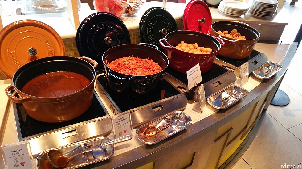 カレー、パスタ、ハッシュドポテト、チキンナゲット