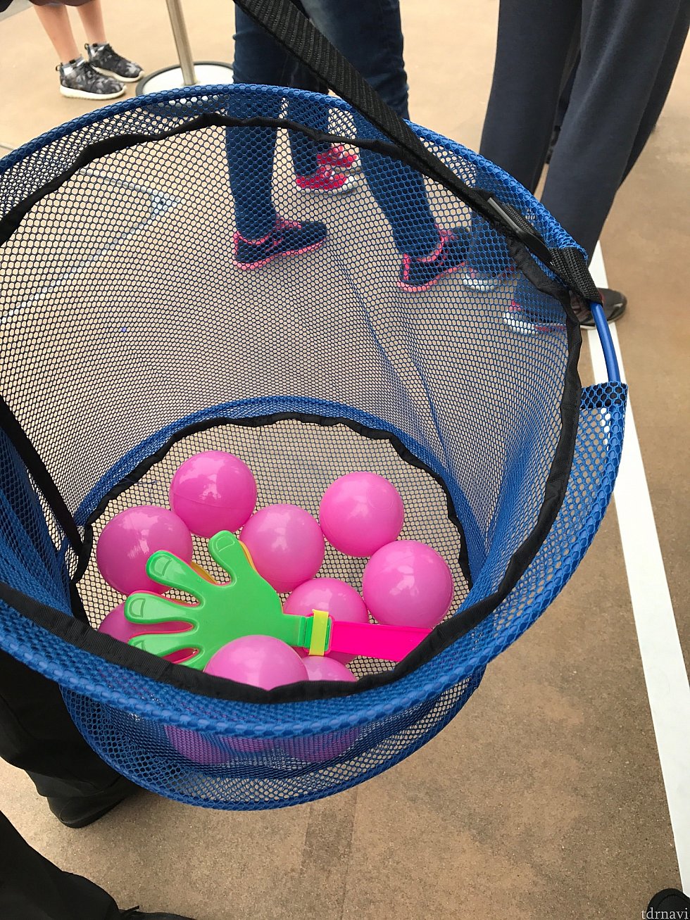 このピンクのボールを投げます!