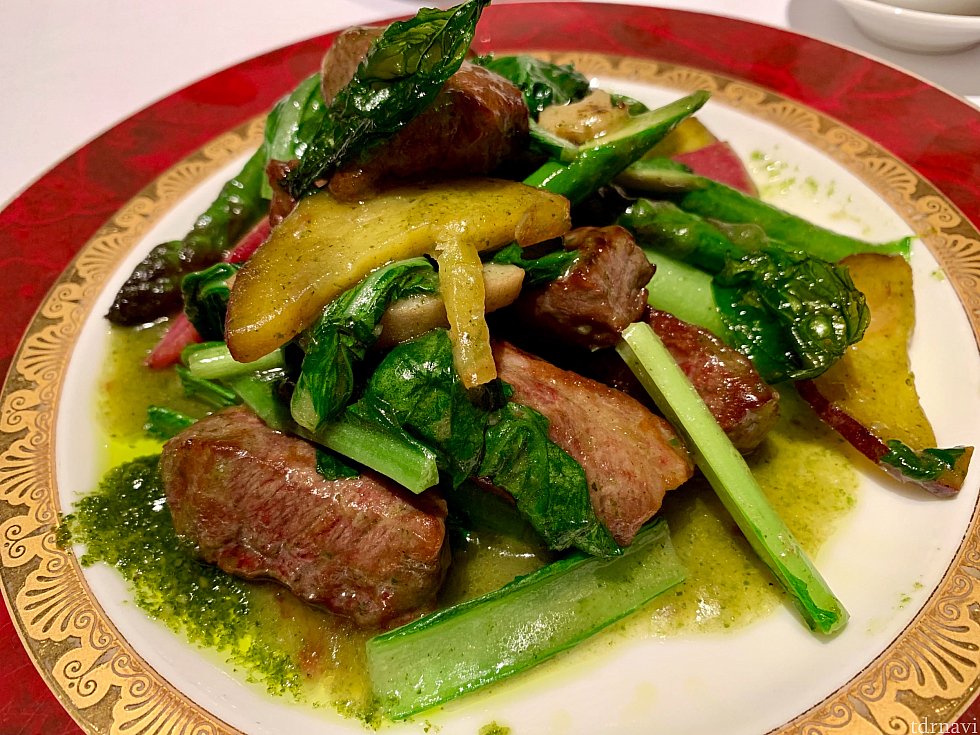 「牛ロースのジェノヴェーゼソースと季節の野菜の炒め」は3人分大皿できました(取り分けてくれます)。ミディアムレアなロース肉は食べ応え抜群!このあとの「帆立貝の唐揚げと帆立貝入り揚げ餃子」は写真撮り忘れましたが、餃子は八角の味しかせず残しちゃいました。