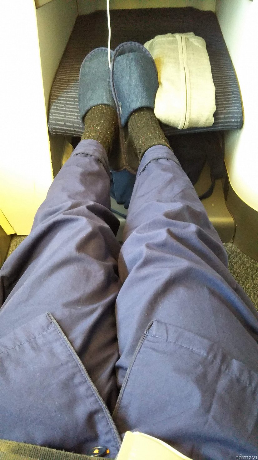 足元の広さはこんな感じ。
スリッパもあります。このスリッパ、家にいっぱいある・・・。
何気に旅行中にも使えるし、持って帰って家で使ってしまっている。超便利アイテム!