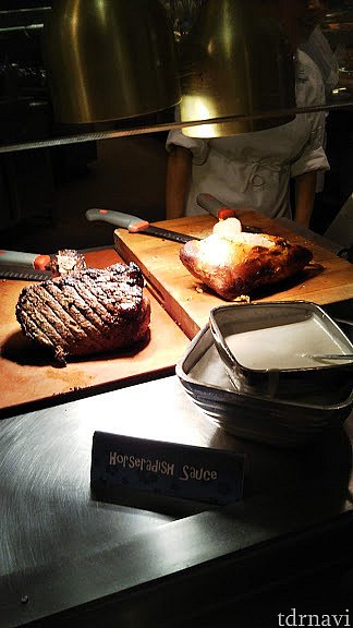 もちろん肉もあります。切ってもらって取り分けてもらいますが、大きく切られちゃいますよー。
こちらも柔らかくておいしい!