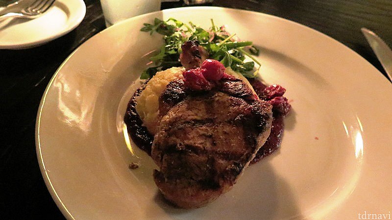 ポーク。他のお肉も骨付きでした。