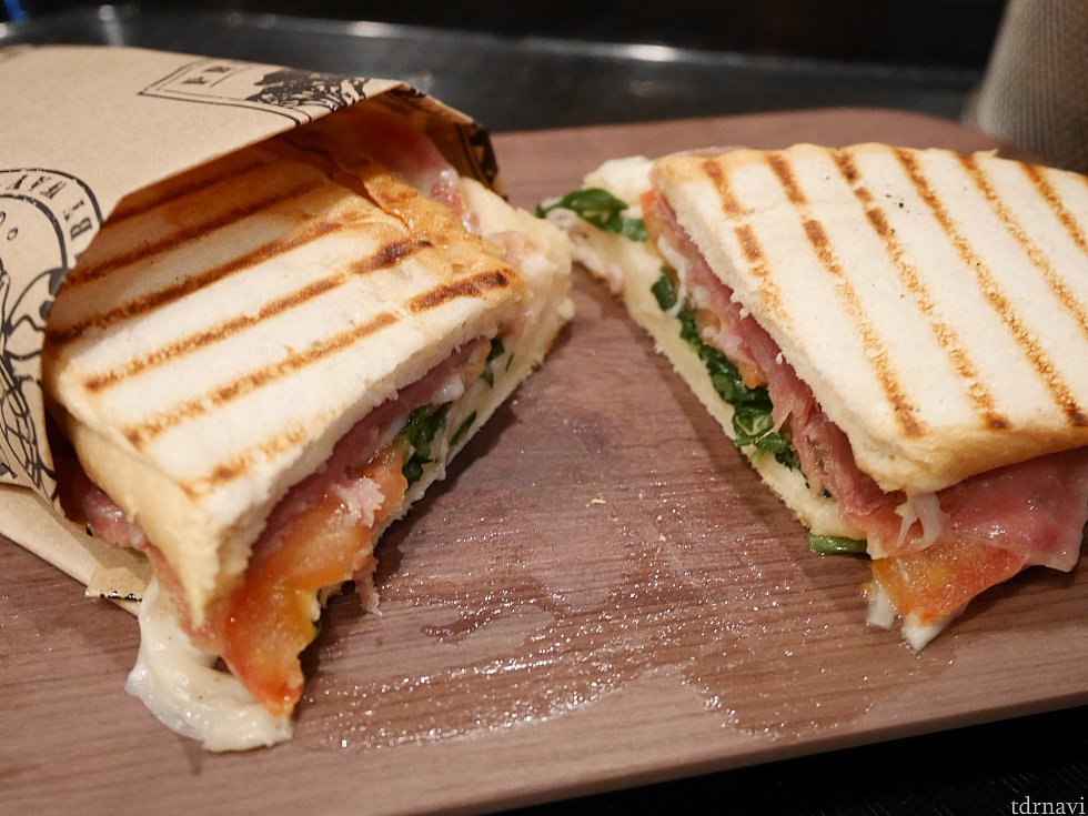 夜にパニーニ食べました。99香港ドル。ショーケースに飾られていて、紙のメニューに載ってないです。これにナチョスのチップスみたいなものが付いてきました。