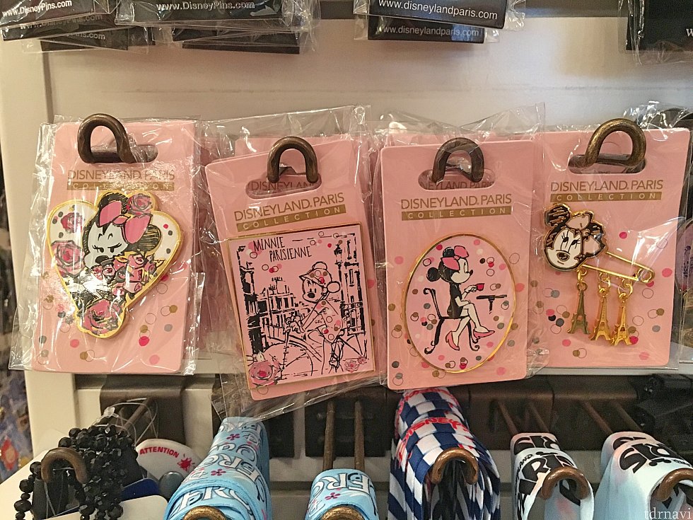 ピンバッチは安くなってました!右のピンバッチは9.99€。他の3つは7.99€でした。