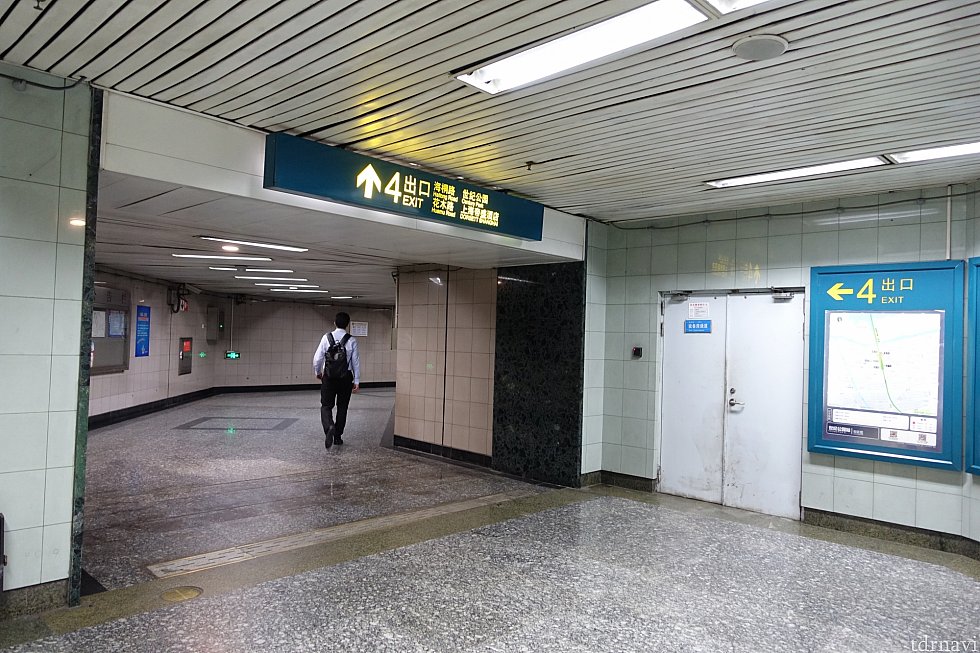 地下鉄2号線、世紀公園駅の4番出口はこちら。この出口にはエレベーターはありませんが、エスカレーターが途中まであります。