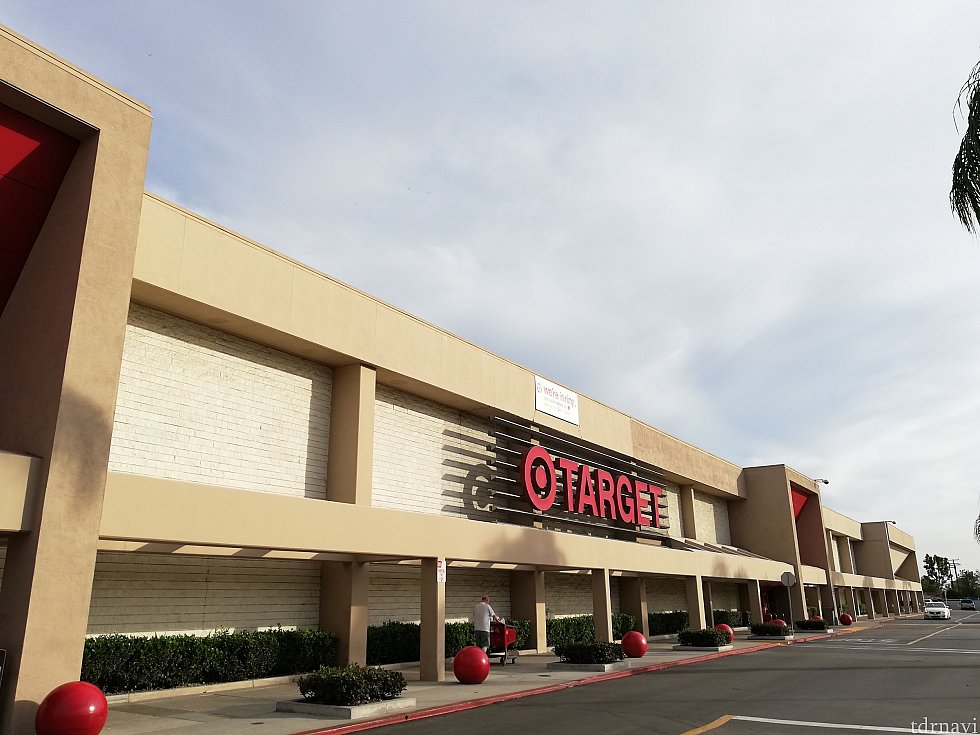 Targetの外観、ちょっとしたショッピングモールくらい広いです