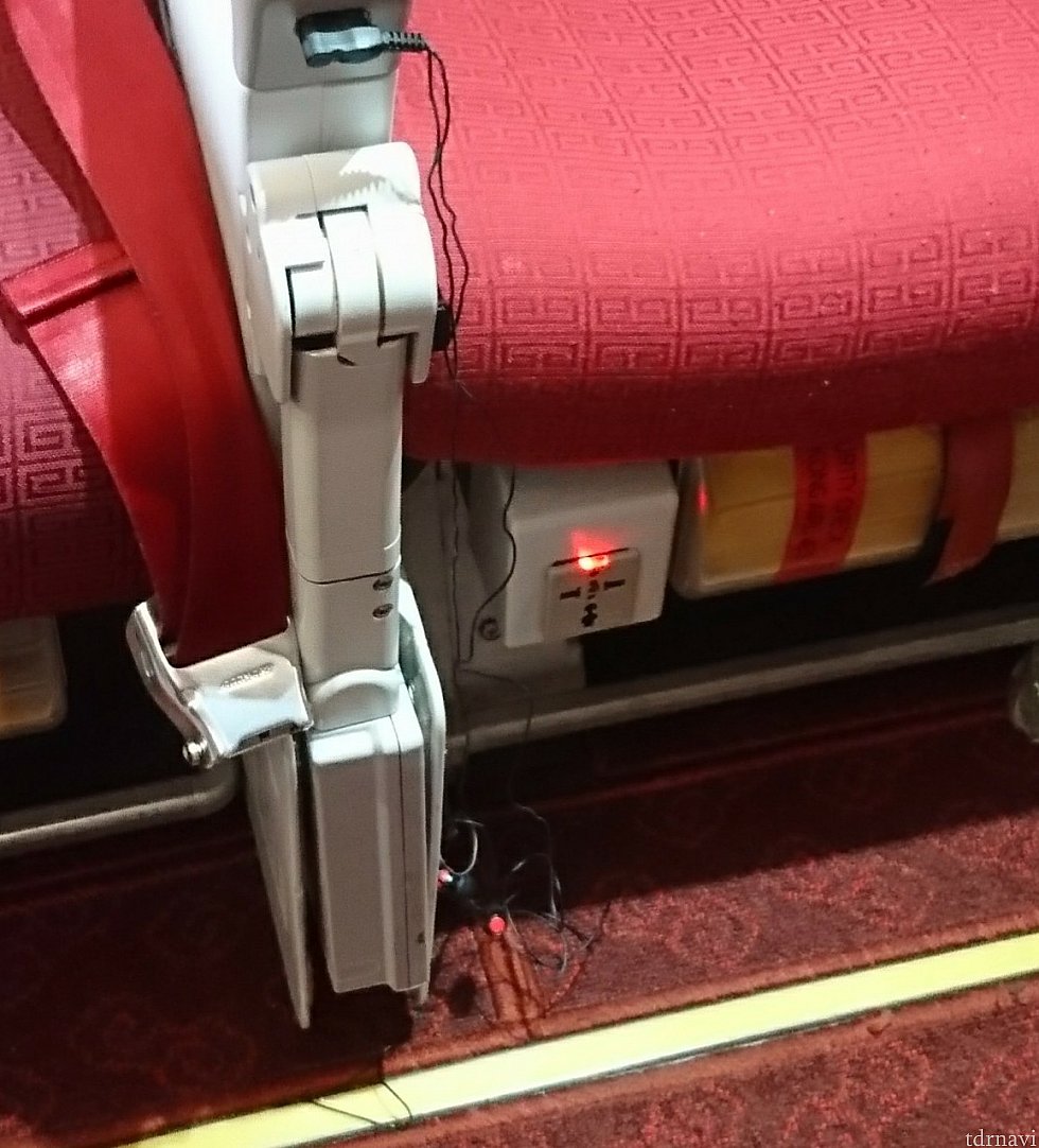 機体が停止中は赤く、飛んでいる時は緑に光ってました。