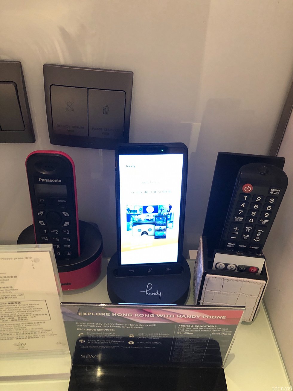 持ち出し可能なスマートフォンも付いています。日本語にも対応していてかなり便利です。香港国内なら通話も無料。ホテル内用のガラケーも。