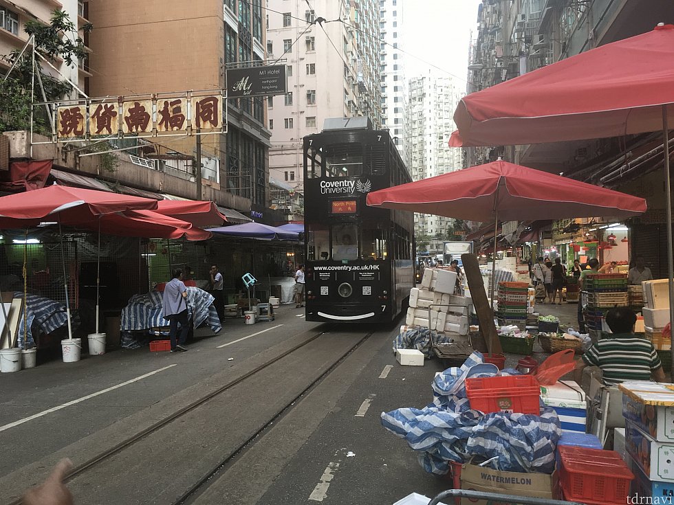 香港島名物のトラムに乗り、市場の真ん中を走る姿を見に。市場も魚や肉の売り方にビックリさせられます…パン屋さんで朝ごはんを買うのもいいですよ