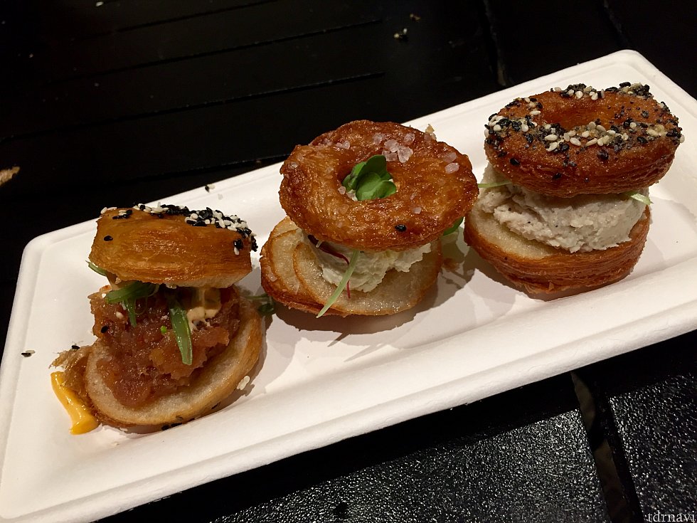 Trio of Savoy Croissant Doughnuts。これが本当に美味しかった!サックサクのドーナツ型のクロワッサンにスパイシーツナやチキンムースがサンドされています。3種類の全く異なった味が楽しめます。