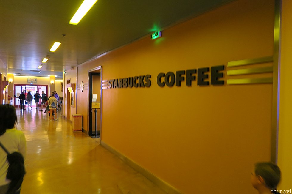 スタバがあります。朝食代わりにもよいですね。