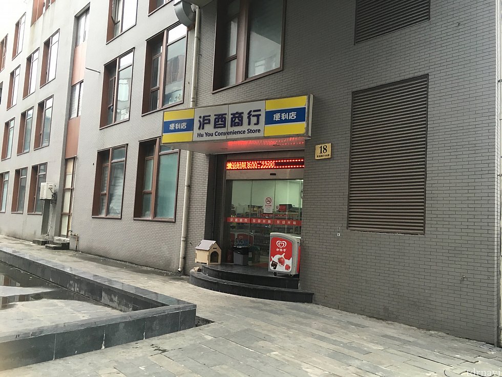 コンビニはノボテルの向かいに。営業時間は8〜22時なので、場合によってはディズニー駅のファミリーマートで購入が良さそうです。できれば2名以上で泊まるのがオススメかと。