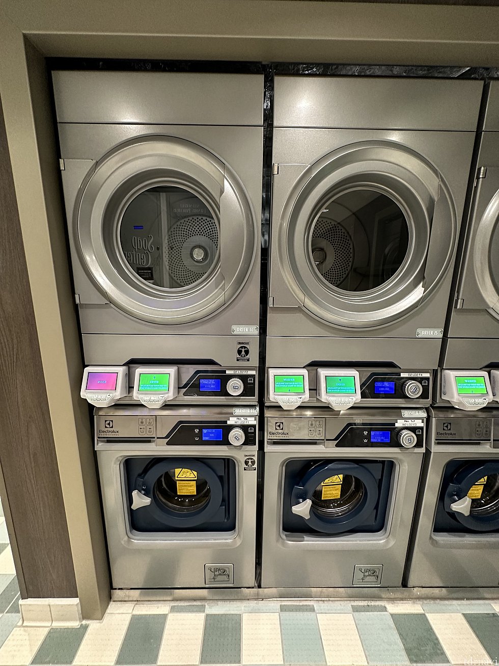 上が乾燥機で、下が洗濯機です。<br>
洗濯機が使用中なので赤く点灯しています<br>
使用可能なものは緑色です<br>
わかりづらいですが、赤い画面の下(洗濯機の左上)が洗剤の投入口です