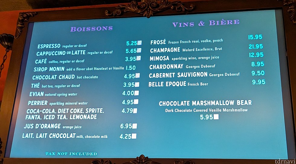 頭上のメニューにはドリンクが並びます。