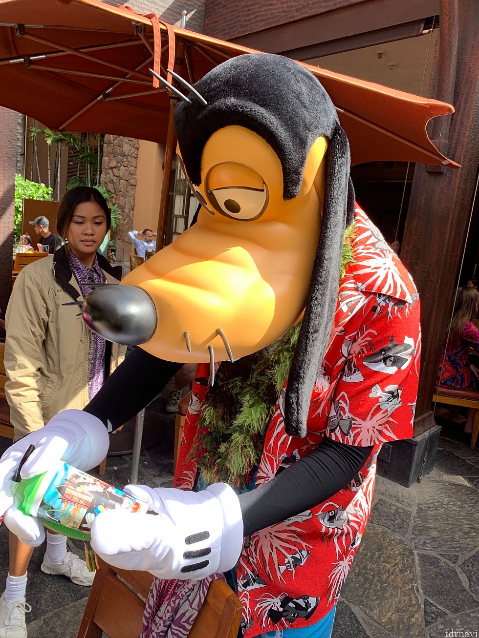グーフィーにレフィルマグにサイン貰いました。