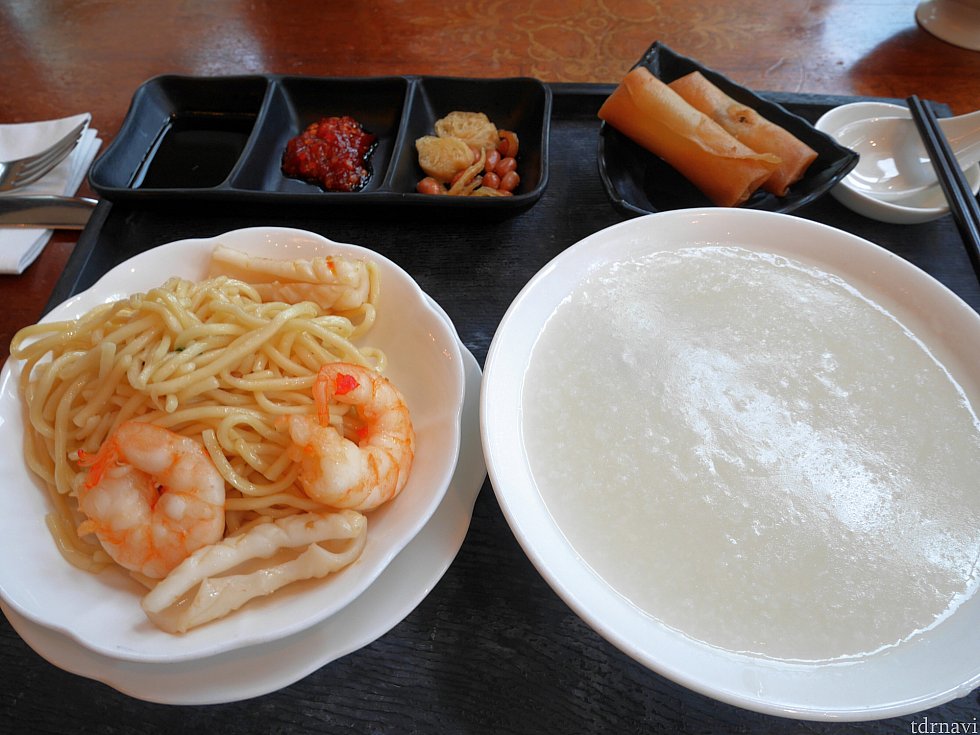 香港の朝食メニューを選択!お粥に何か具が沈んでました。左上の調味料を投入して味を変えつつ食べるのがよいかと!春巻き用の醤油にも手を出しました・・・