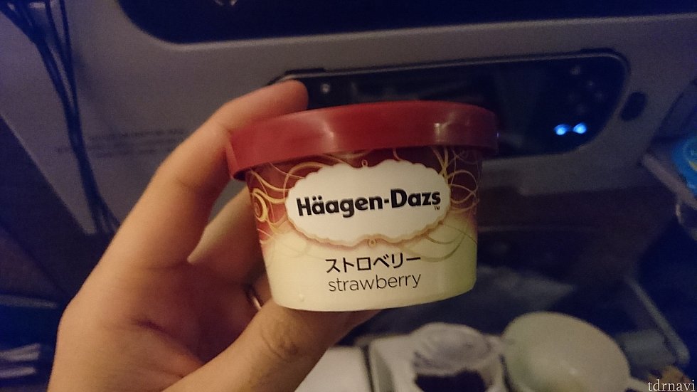 1回目機内食の際のデザート
ハーゲンダッツ ストロベリー