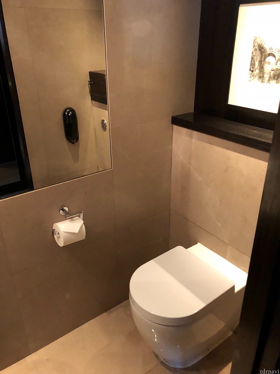 トイレは個室で、シャワールームとは別。