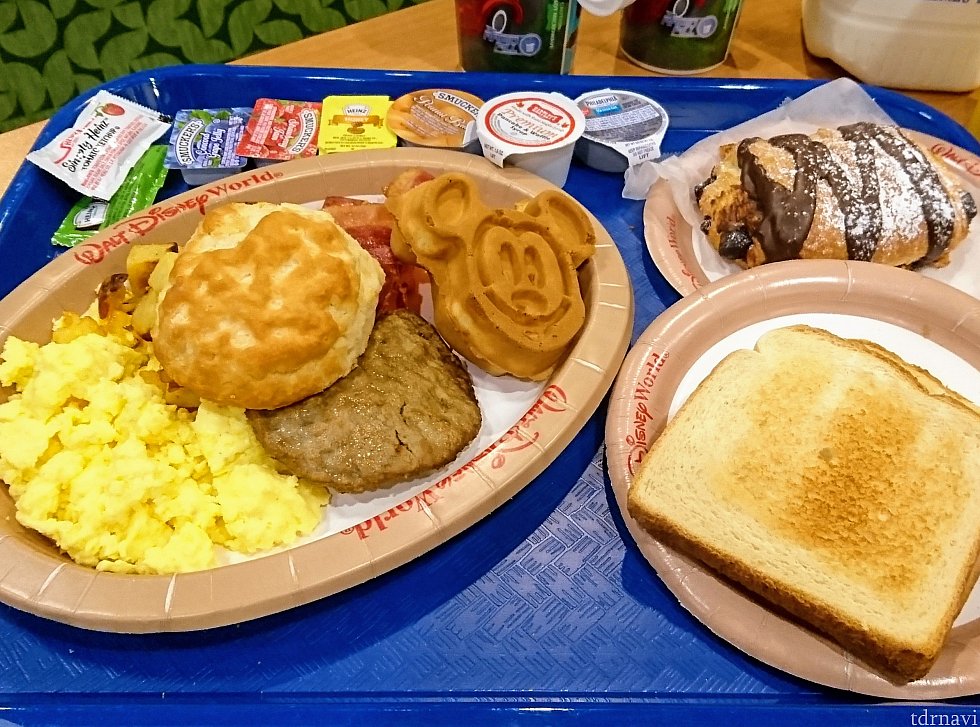 【5日目】
バウンティのセット、チョコクロワッサン、トースト
前日は残念な朝食だったので温かいミールを。
チョコクロワッサン、美味しくて嬉しい😂
トースト(99¢)のコストパフォーマンス最高!
ジャム、はちみつ、メープルシロップ等、スプレッド類はとても豊富です。