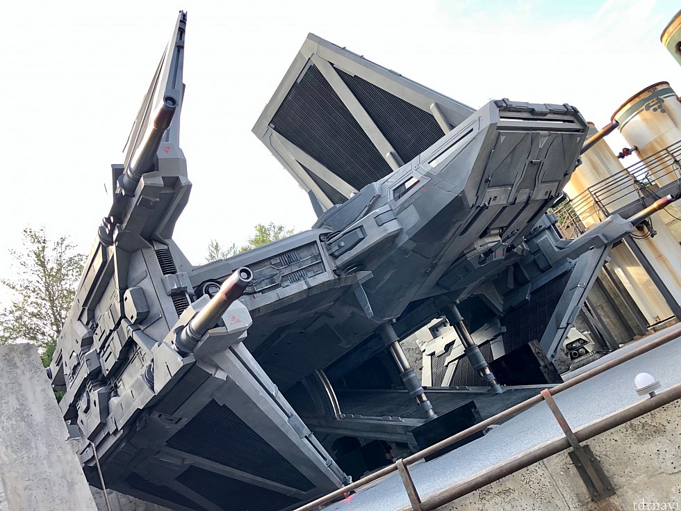 TIE Fighter も大きい!実際に目の前で見ると迫力があります。入口が空いているので乗り込んでみたくなります。