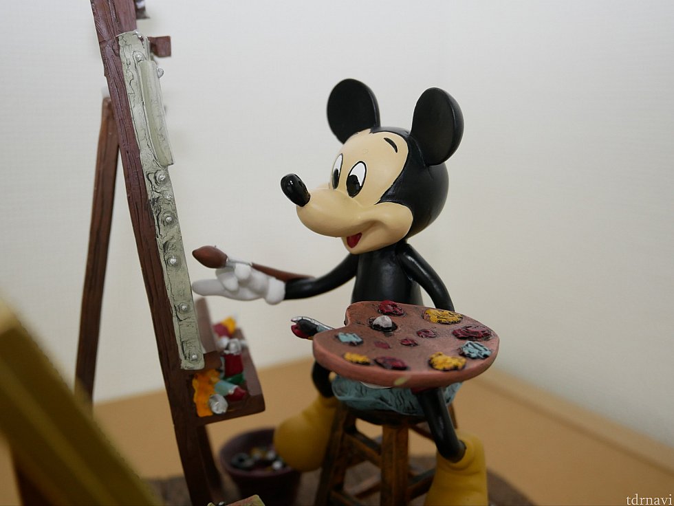 ミッキーが鏡を見ながら自画像を書いています。