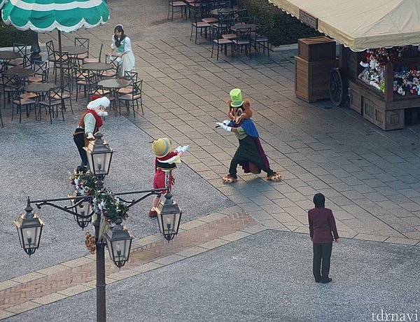 開園前にはピノキオ一家がスタンバイ