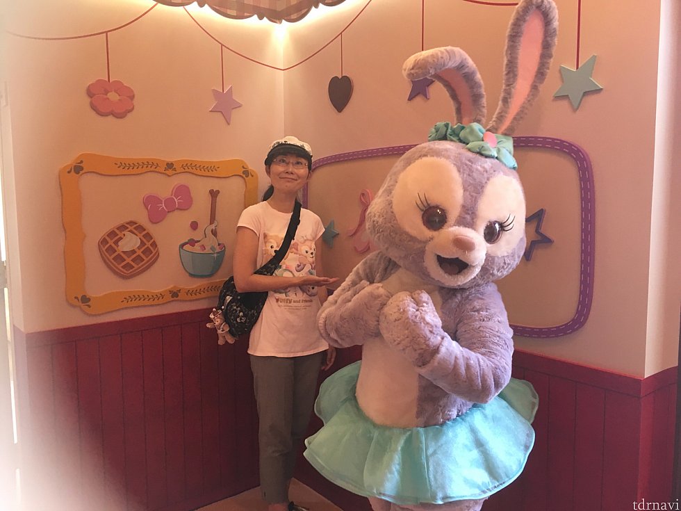 本人はここで撮る気まんまんだったようですが、キャストさんに「入口のそばだからダメ」とたしなめられていました(爆)。