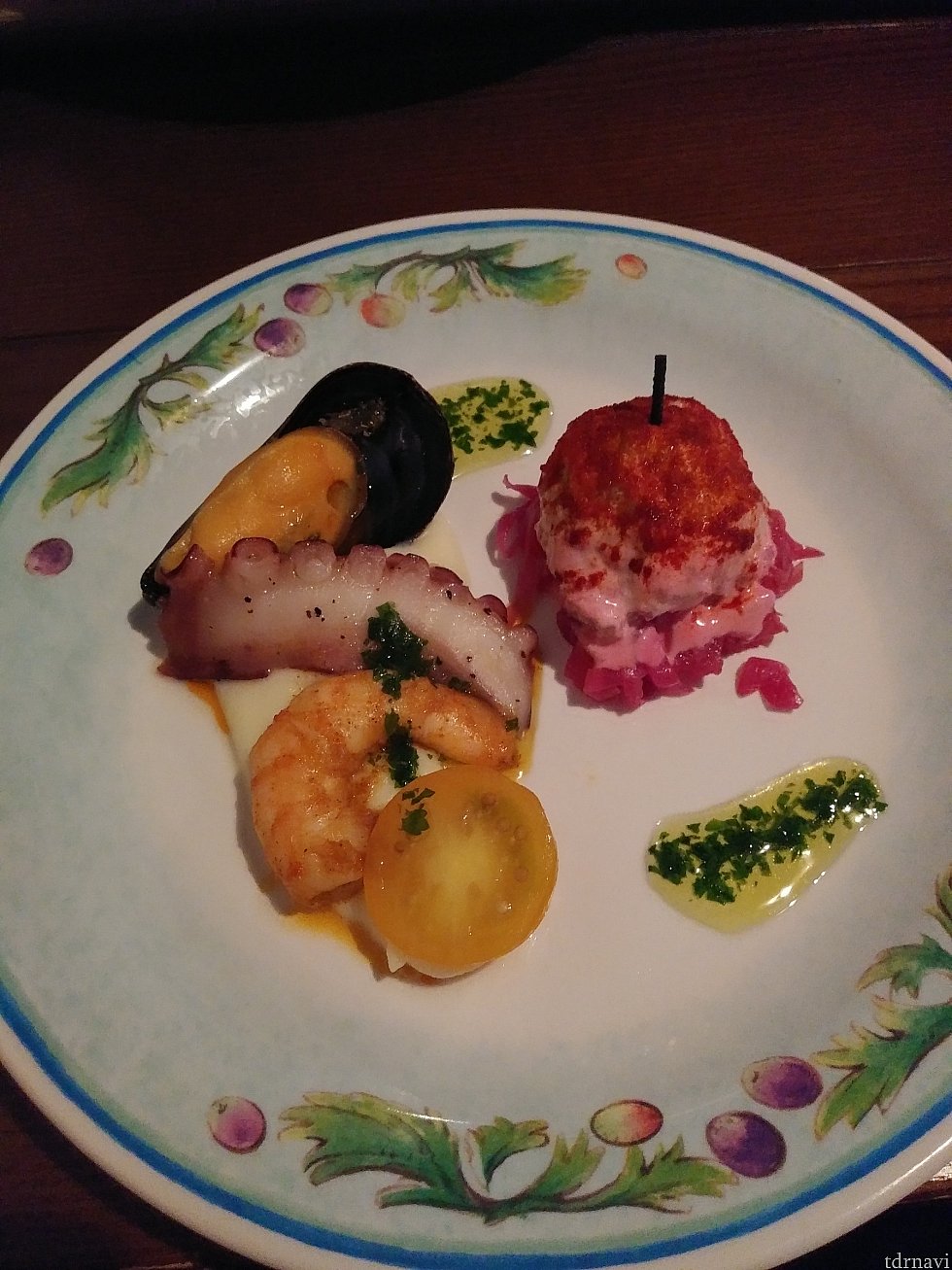 前菜の盛り合わせ
りんごに見えるのがミートボールで食べてびっくりでした😅