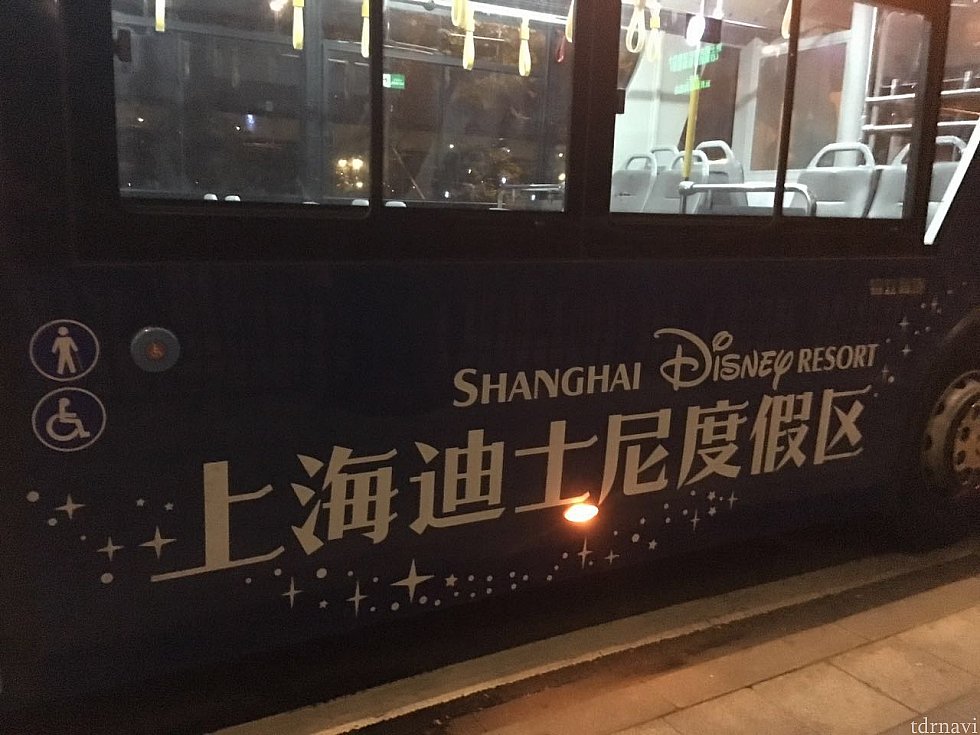バスのサイドには大きく”上海ディズニーリゾート”の文字があります。