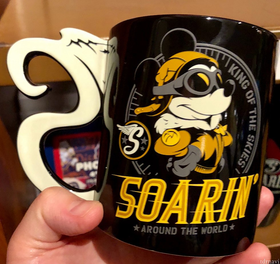 マグカップもキリっとしたデザイン。持ち手のところがSOARIN’のSと翼を模っています。