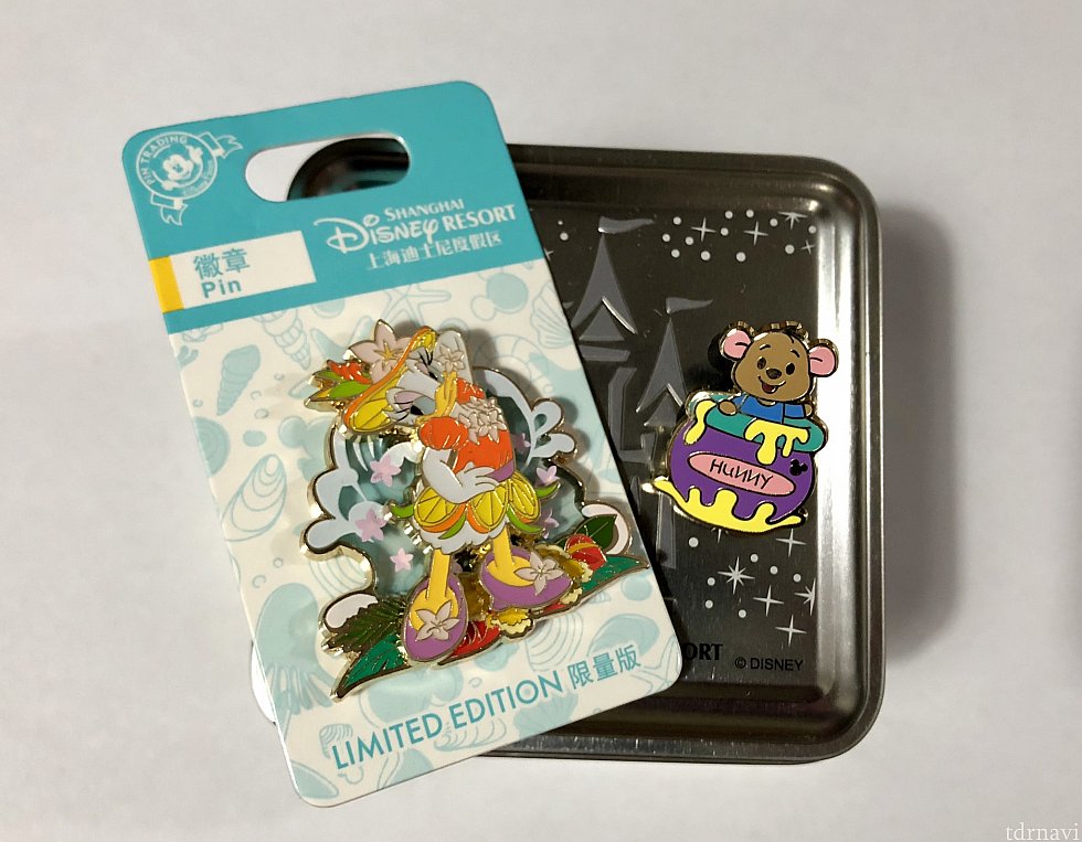 受付で1人1箱貰えたピンバッジBOX。
デイジーの限定ピン(元値99元)と新作のヒドゥンミッキーピン♡
家族分3箱ありましたが中身は同じでした