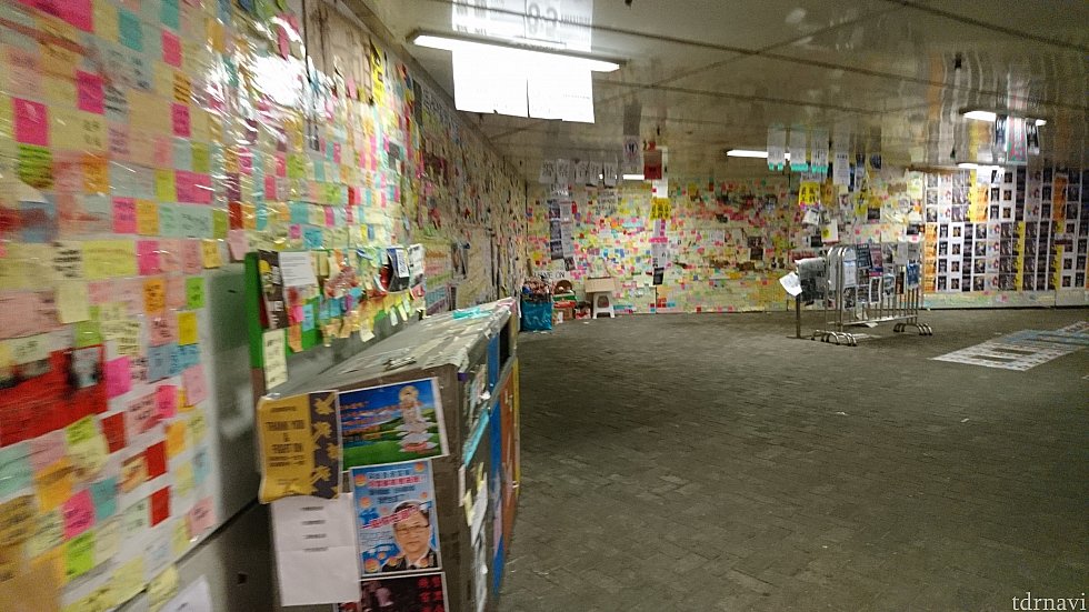 東涌のバスターミナルの様子です。
逃亡犯罪人条例等改正案の抗議や、デモのポスターなどが壁一面に貼られています。