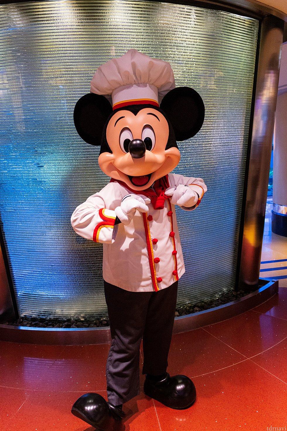 シェフ姿のミッキーに会えます。「ポージー!」と言うとこのように写真を撮らせてくれます。