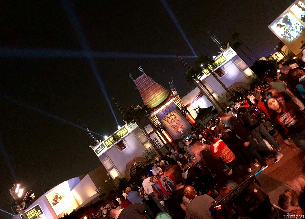 ホリデーシーズンには、スターウォーズのショーは無く、代わりに「Jingle Bell, Jingle BAM!」を開催しています。この日は閉園が20時、プレショーが20:10、メインショー開始が20:30でした。写真はプレショーの様子です。