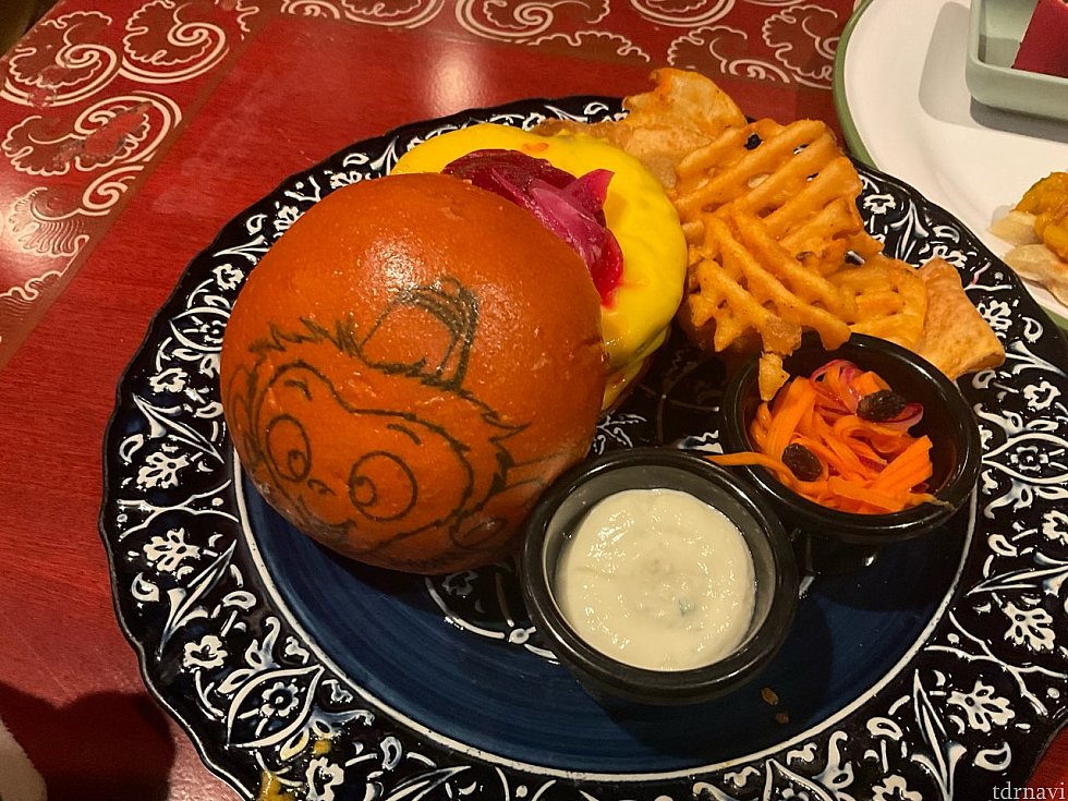 こちらはうちの相方が頼んだモロッコ和牛バーガー。バンズにアルバート！